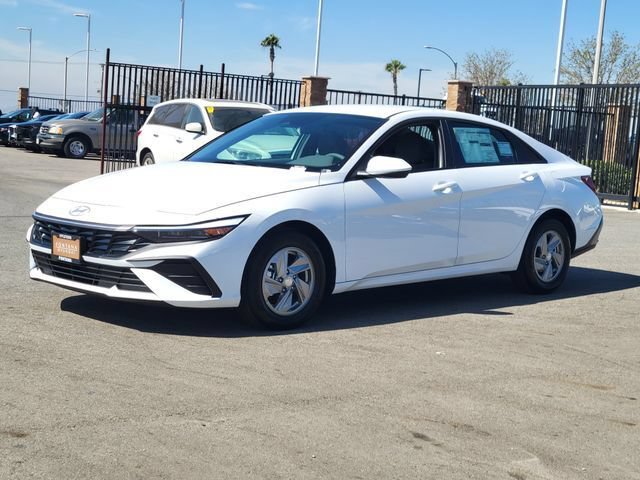 New 2026 Hyundai Elantra SE FWD image 2