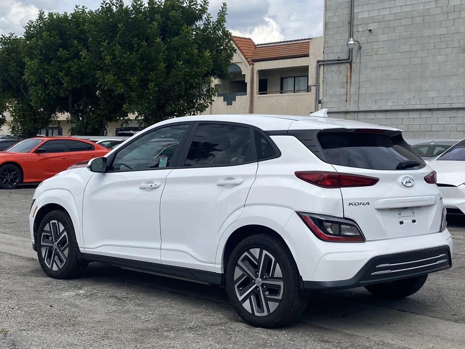 Used 2023 Hyundai Kona SE FWD image 2