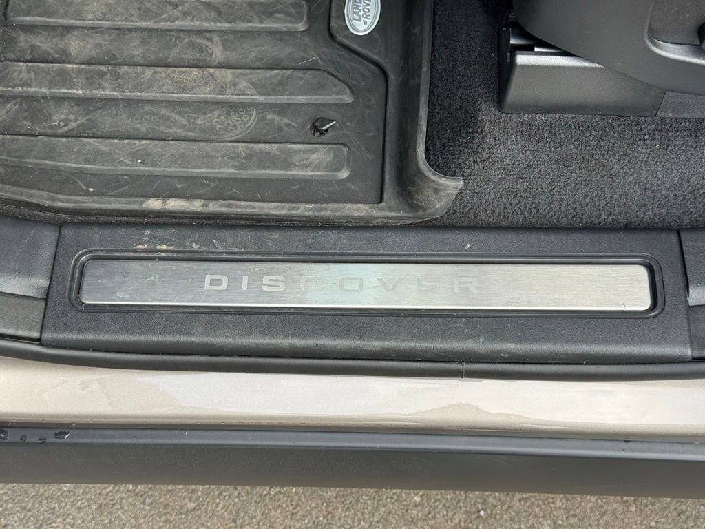 Certified 2025 Land Rover Discovery Dynamic SE image 13
