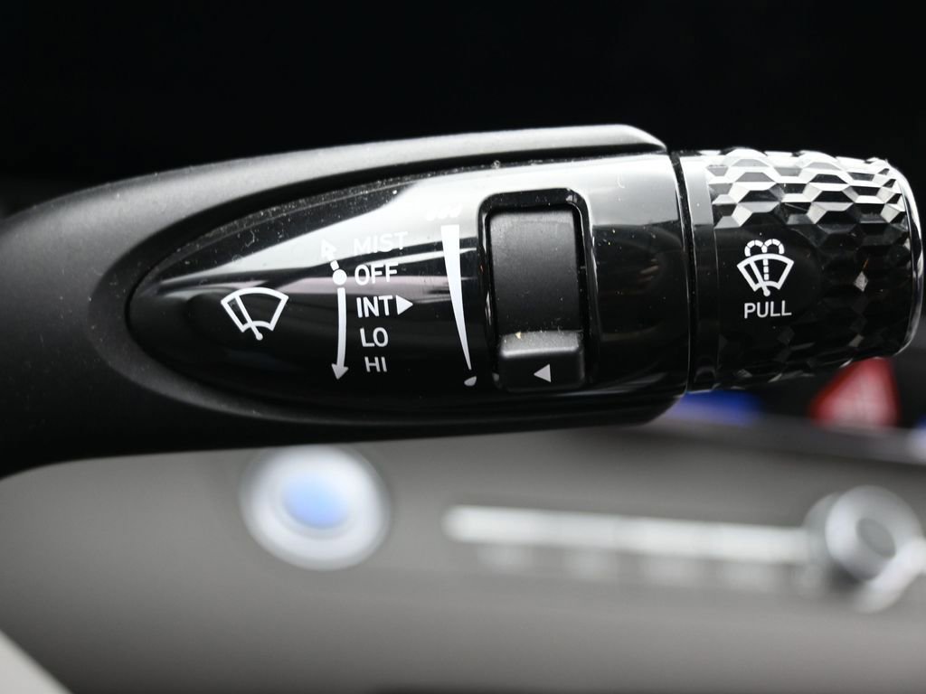 Used 2025 Hyundai Elantra SEL image 31