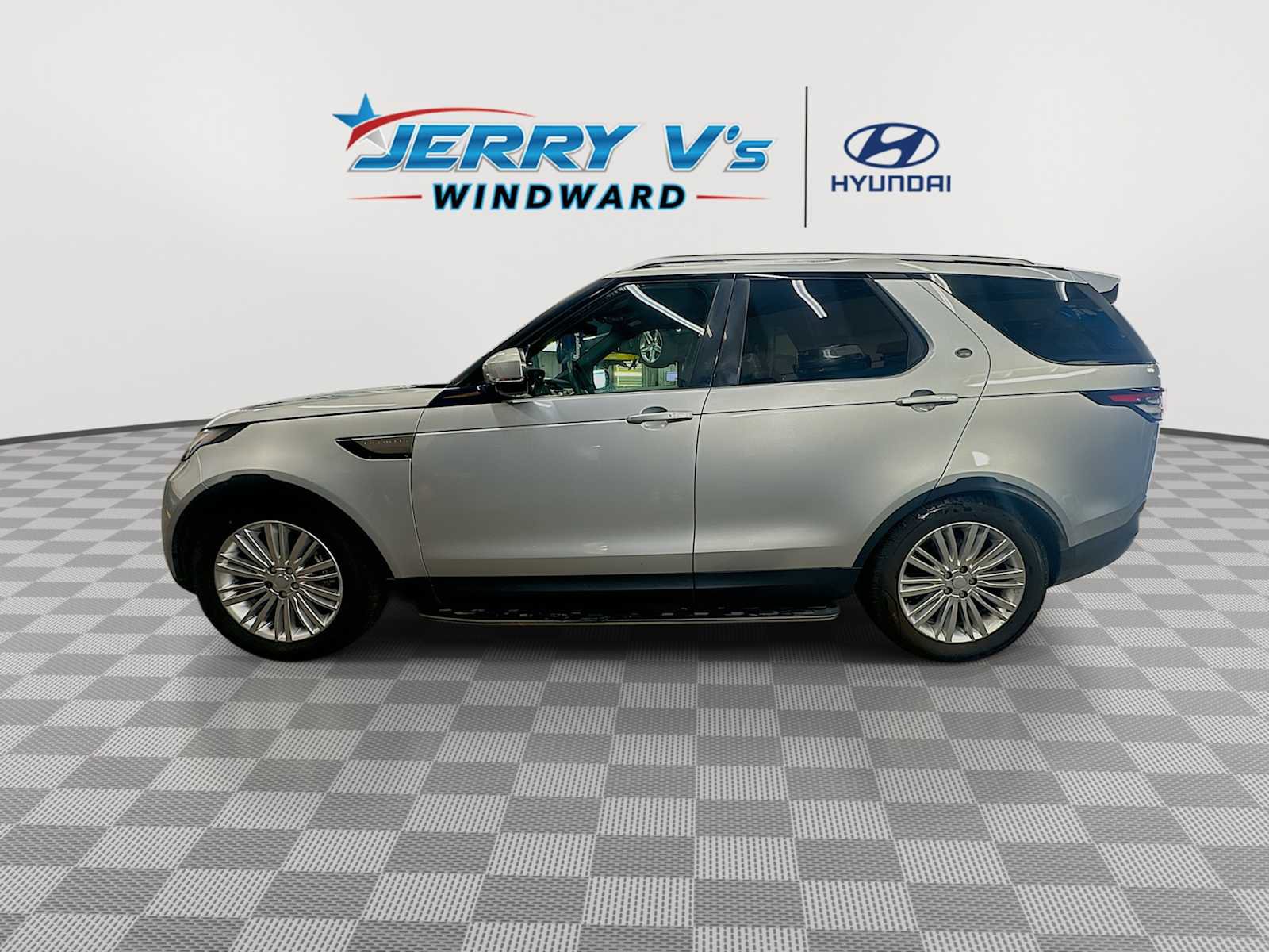 Used 2018 Land Rover Discovery SE image 5