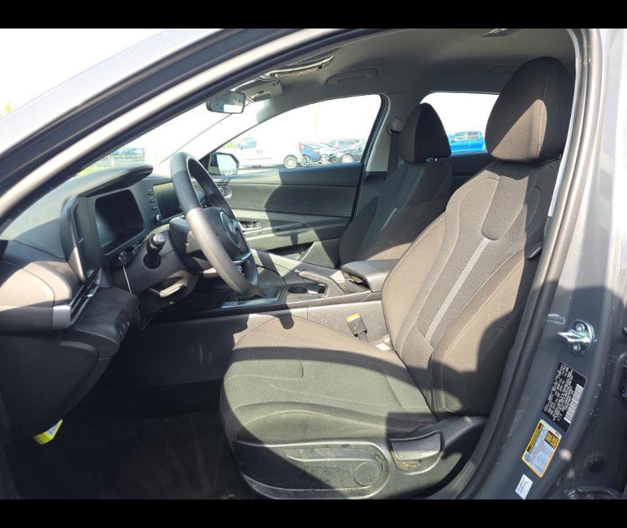Used 2025 Hyundai Elantra SE FWD image 3