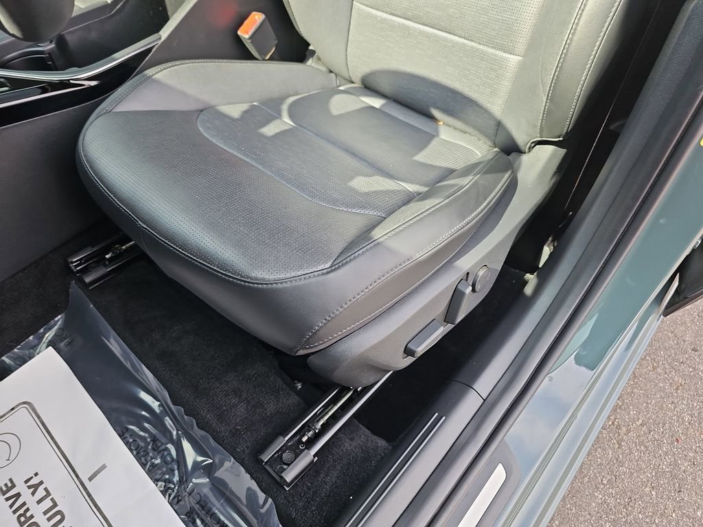 Used 2023 Kia Niro SX Touring image 33