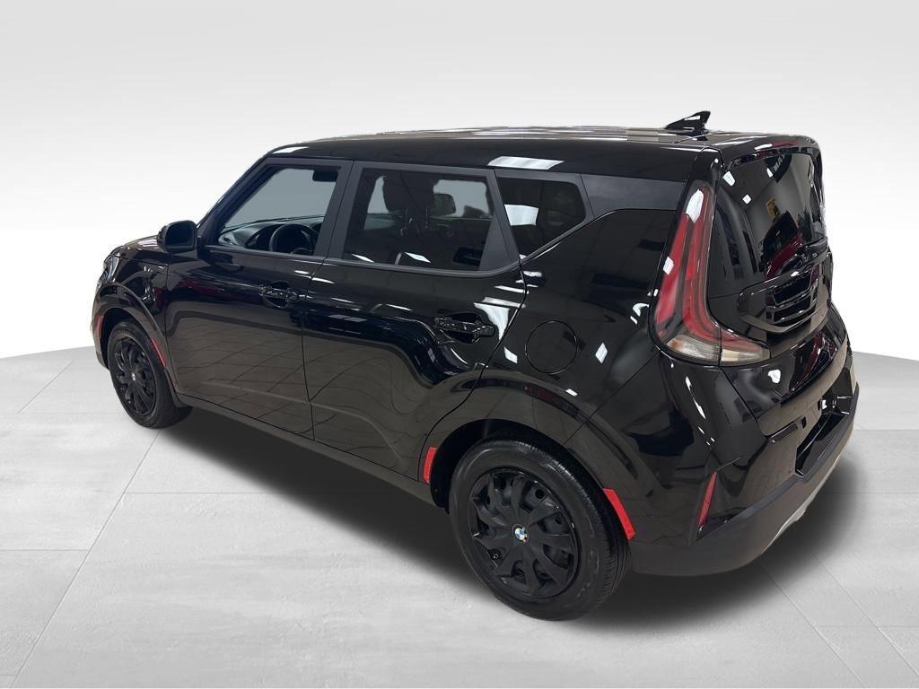 Used 2025 Kia Soul LX FWD image 3