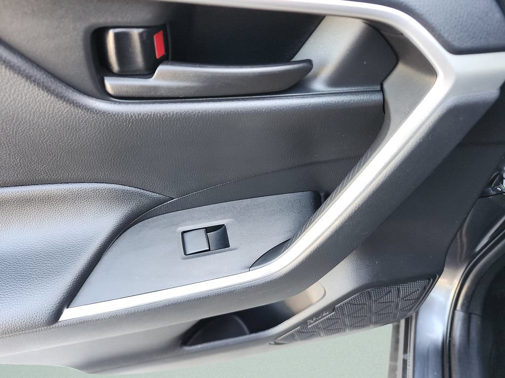 Used 2020 Toyota RAV4 LE FWD image 22