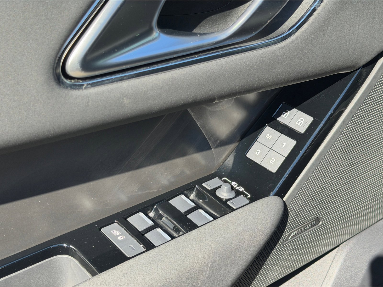 Used 2025 Land Rover Range Rover Velar Dynamic SE image 13