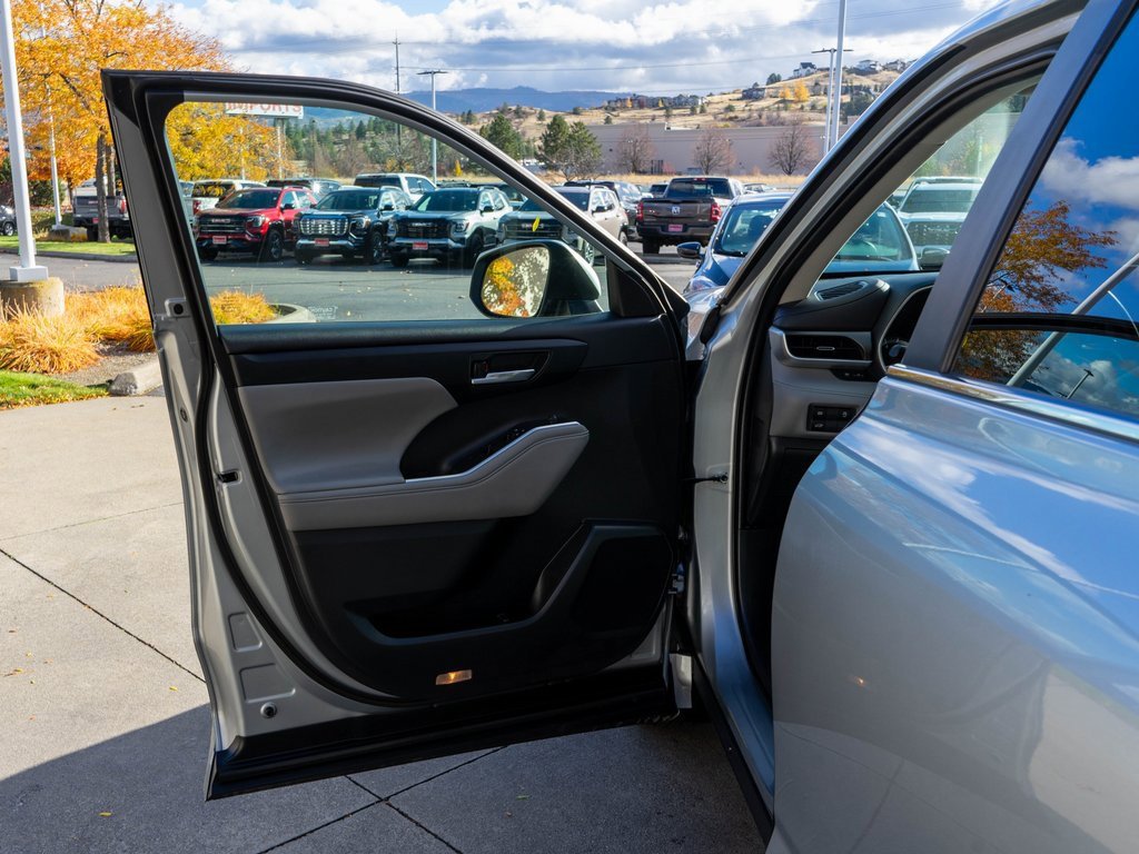 Used 2023 Toyota Highlander L image 18