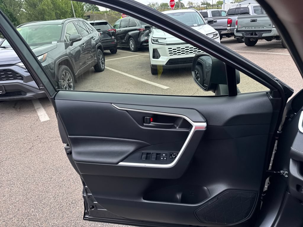 Used 2025 Toyota RAV4 LE AWD/4WD image 33