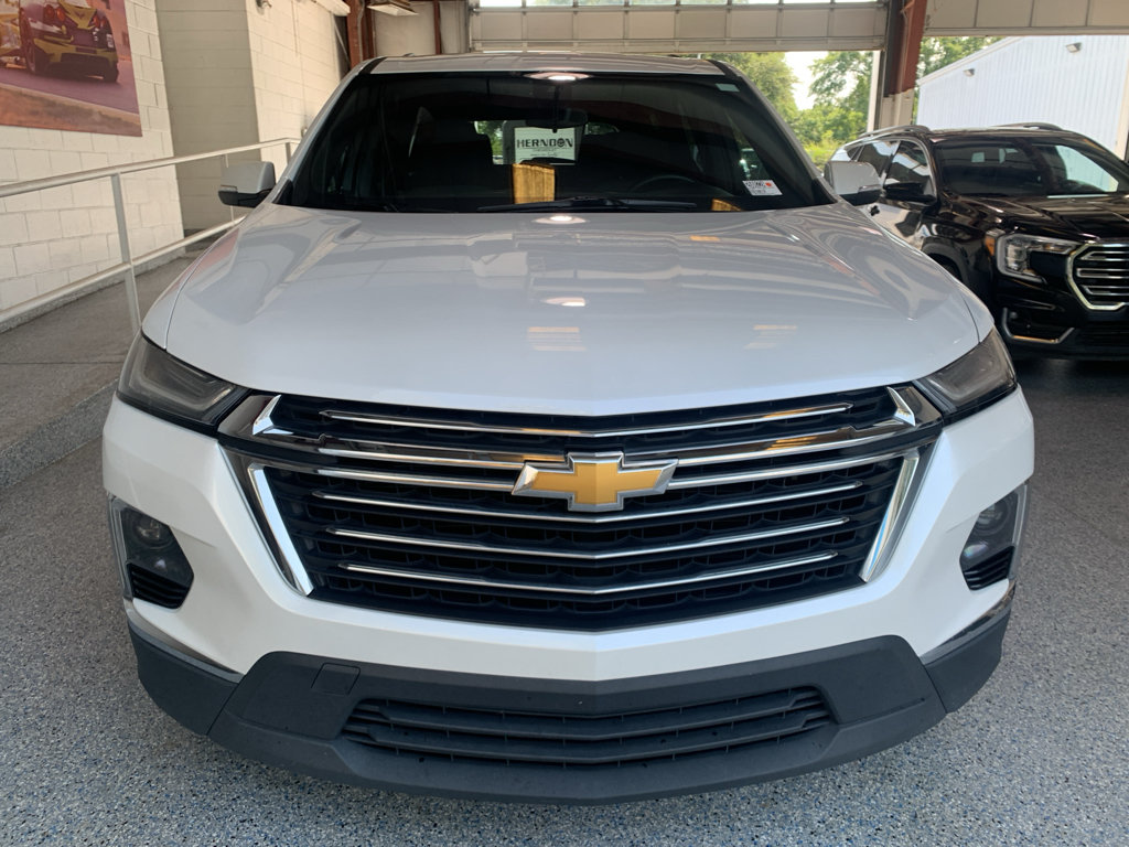 Used 2023 Chevrolet Traverse LT FWD image 2