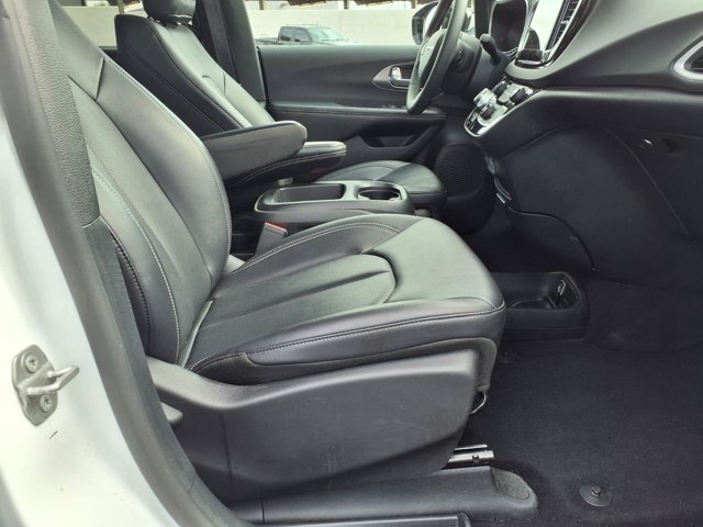 Used 2025 Chrysler Pacifica Select FWD image 11