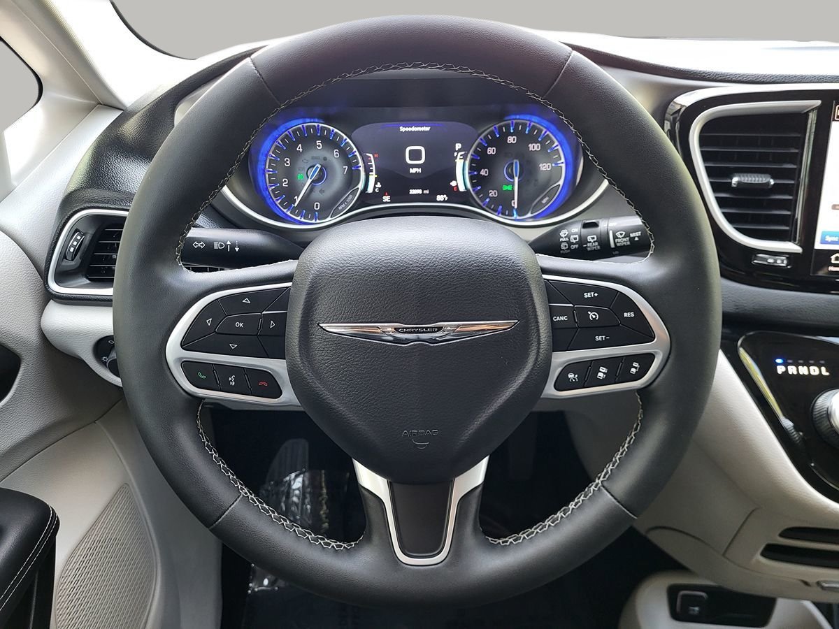 Used 2023 Chrysler Pacifica Touring-L FWD image 22