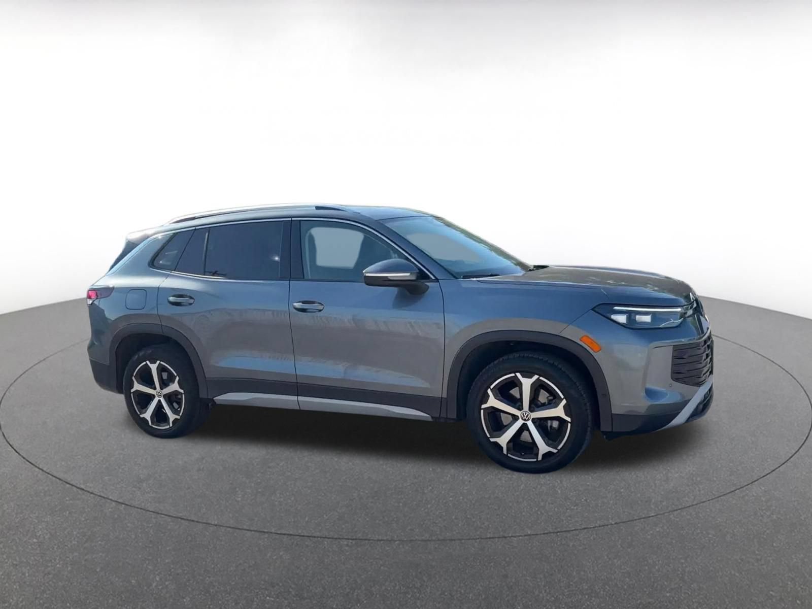 Used 2026 Volkswagen Tiguan SE AWD/4WD image 2