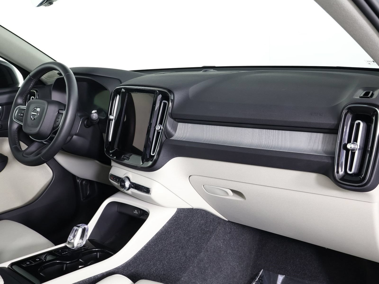 Certified 2026 Volvo XC40 B5 Plus AWD/4WD image 22