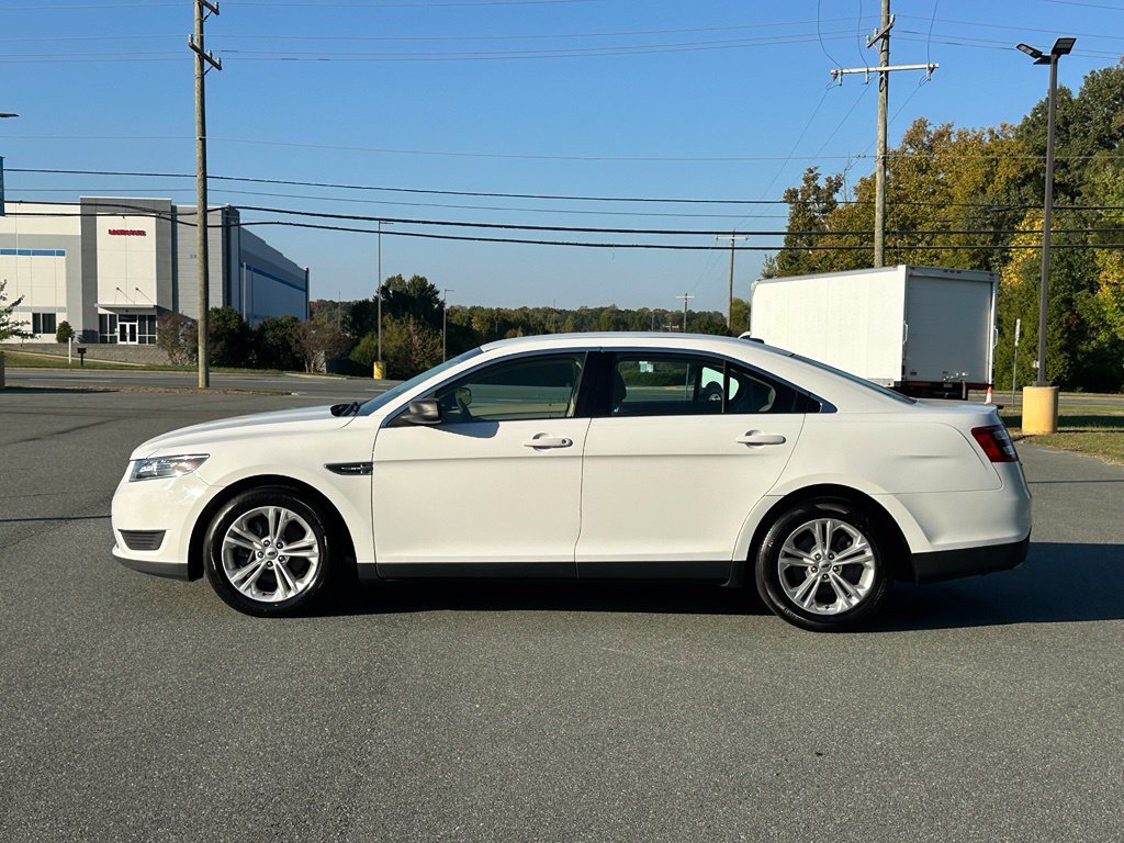 Used 2018 Ford Taurus SE FWD image 2