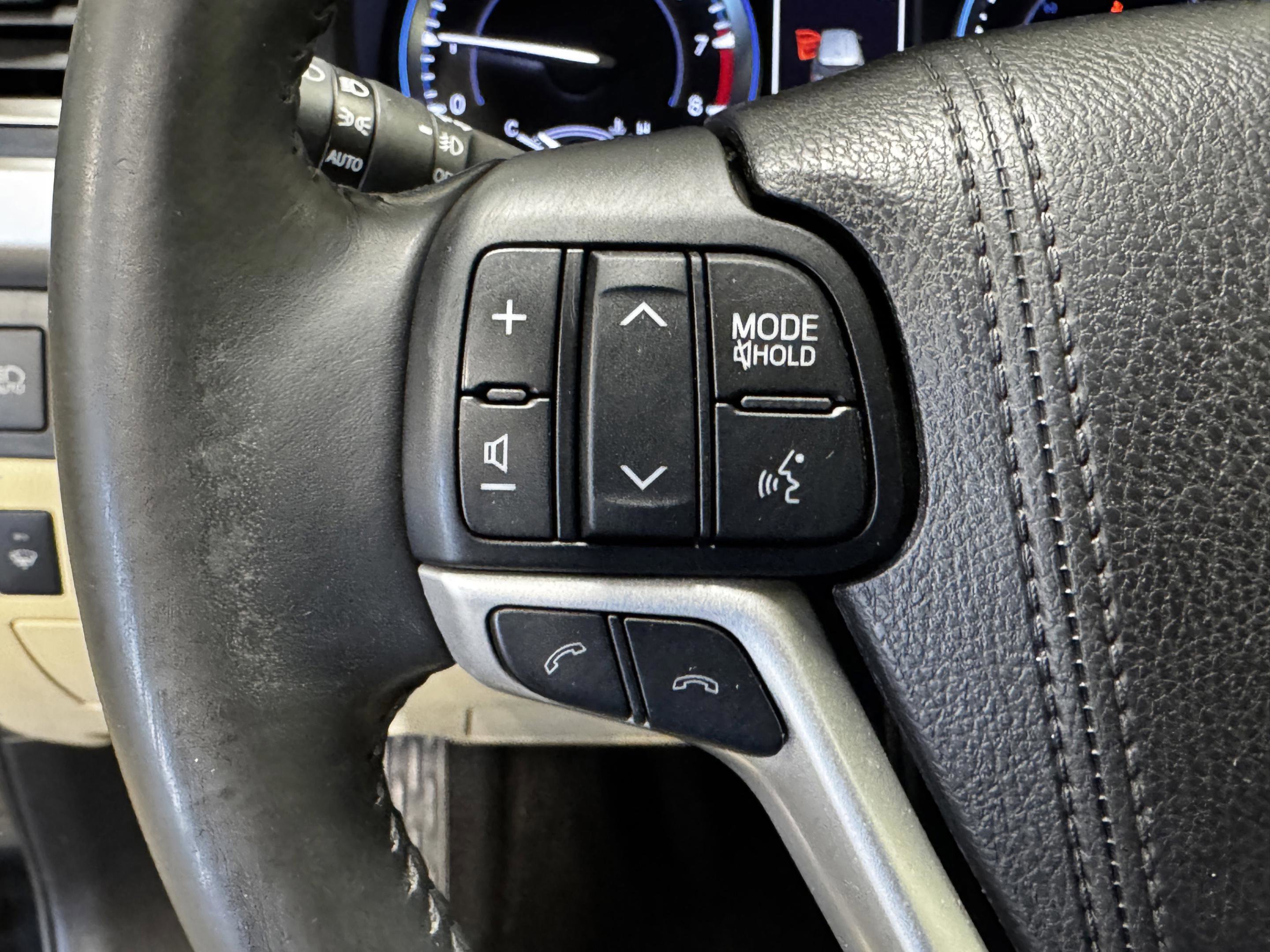 Used 2017 Toyota Highlander Limited AWD/4WD image 18