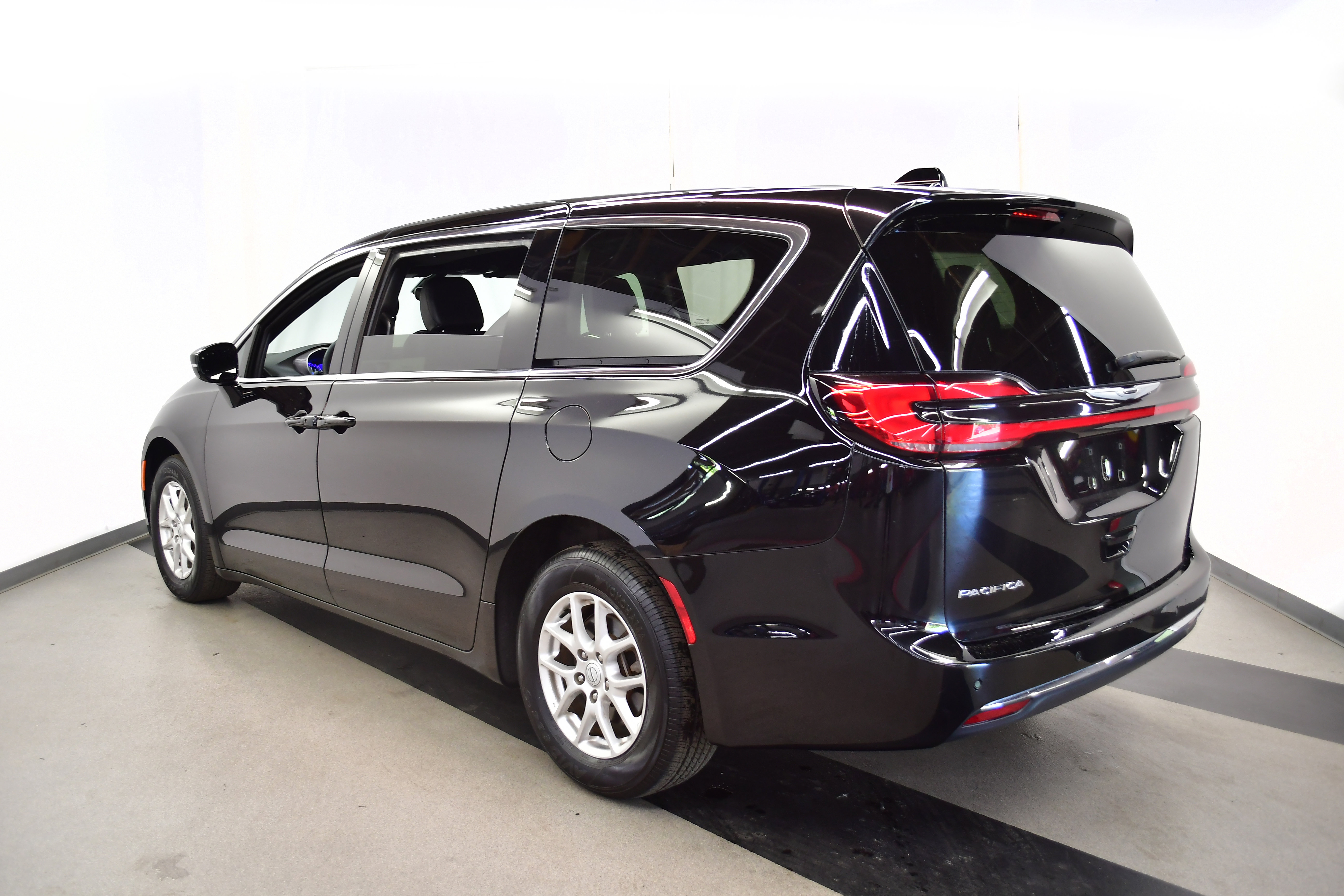 Used 2025 Chrysler Pacifica Select FWD image 5