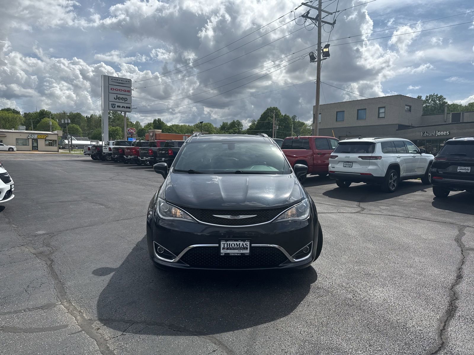 Used 2020 Chrysler Pacifica Touring-L FWD image 2