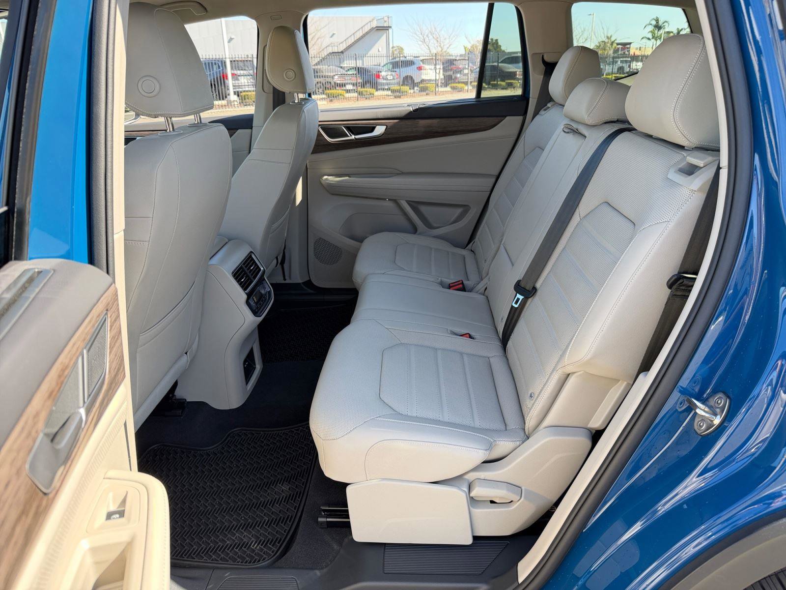 Used 2025 Volkswagen Atlas SEL AWD/4WD image 18