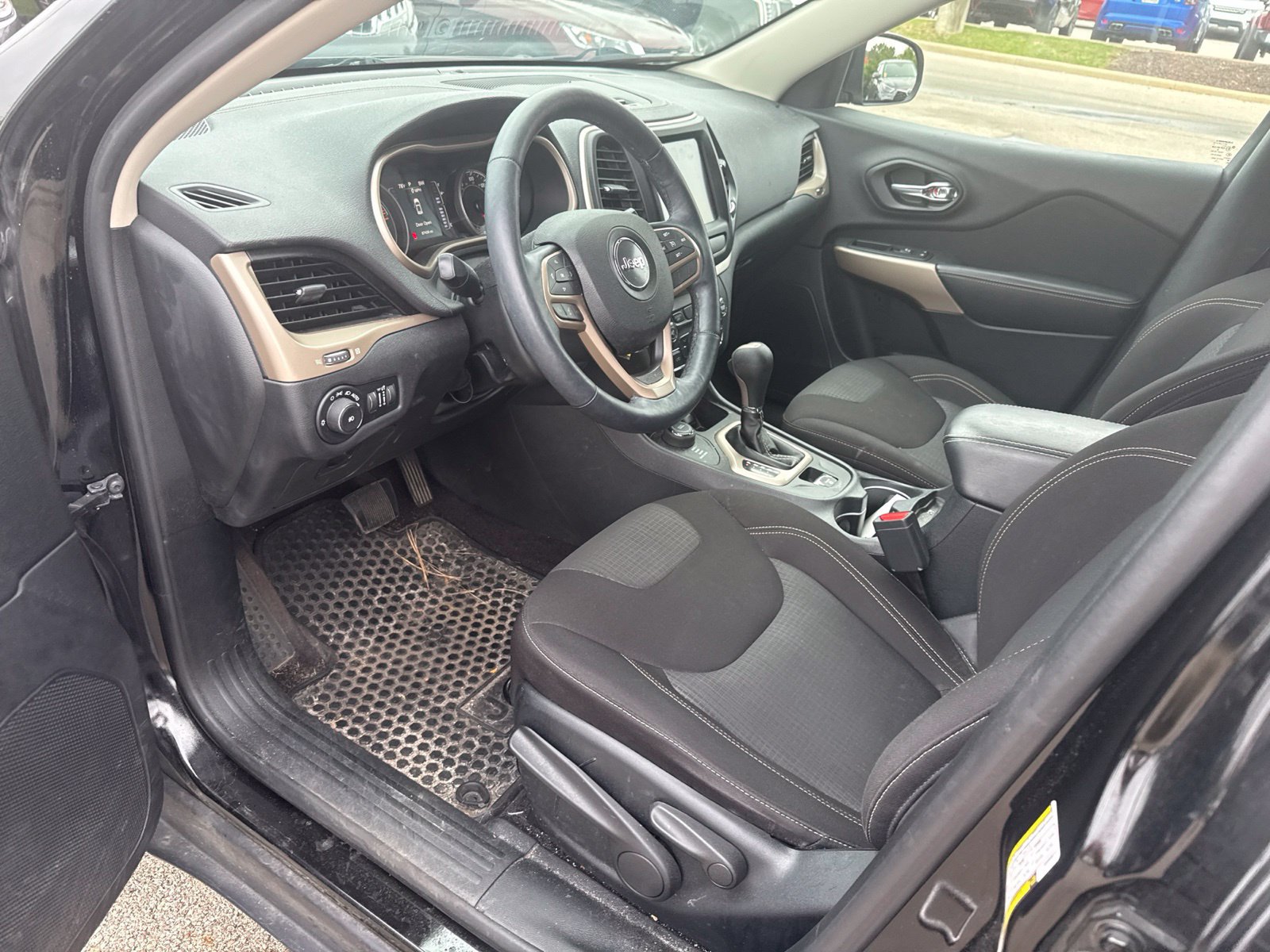 Used 2017 Jeep Cherokee Latitude w/ Cold Weather Group AWD/4WD image 9
