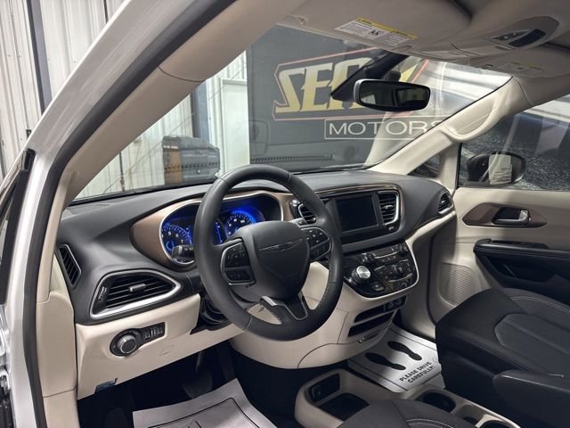 Used 2024 Chrysler Voyager LX image 6