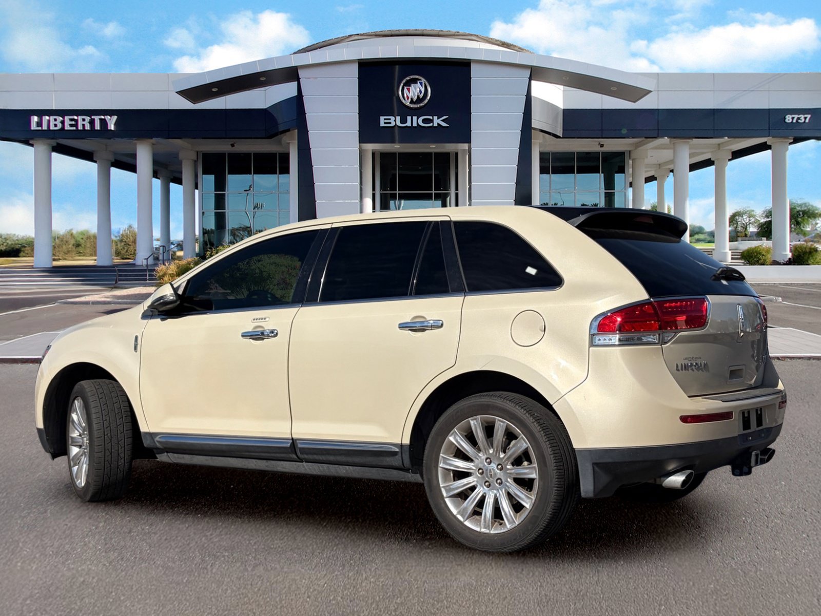 Used 2014 Lincoln MKX FWD w/ Equipment Group 102A image 3