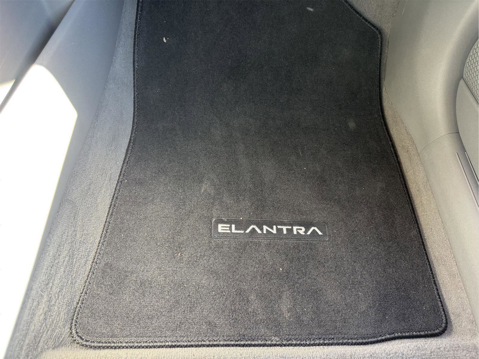 Used 2022 Hyundai Elantra SE FWD image 24