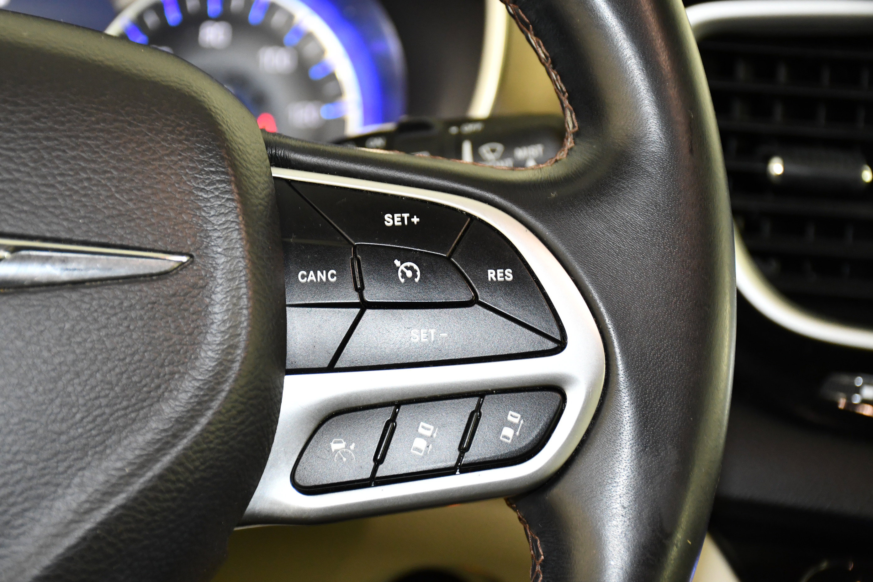Used 2018 Chrysler Pacifica Touring-L w/ Advanced Safetytec Group FWD image 21