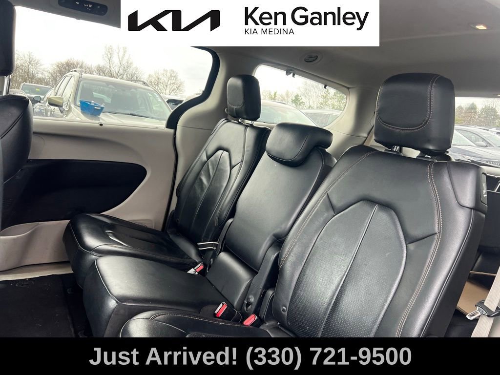 Used 2018 Chrysler Pacifica Touring-L image 10