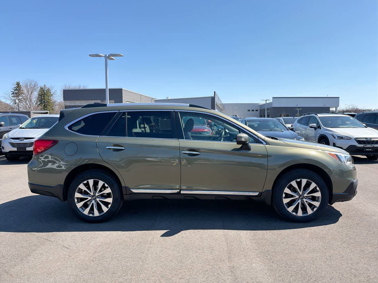 Used 2017 Subaru Outback 2.5i Touring w/ Popular Package #5A AWD/4WD image 14
