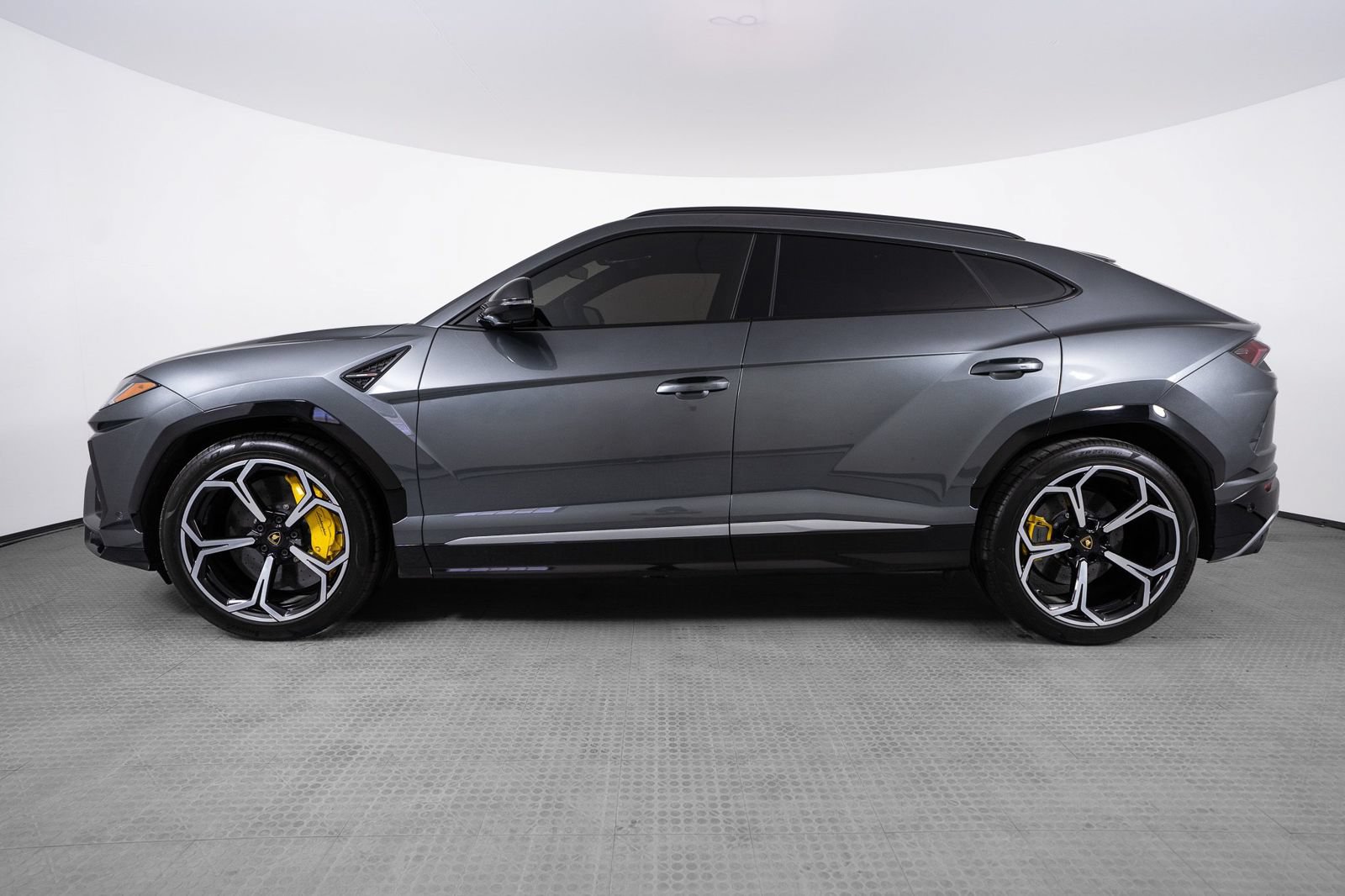 Used 2020 Lamborghini Urus AWD/4WD image 2
