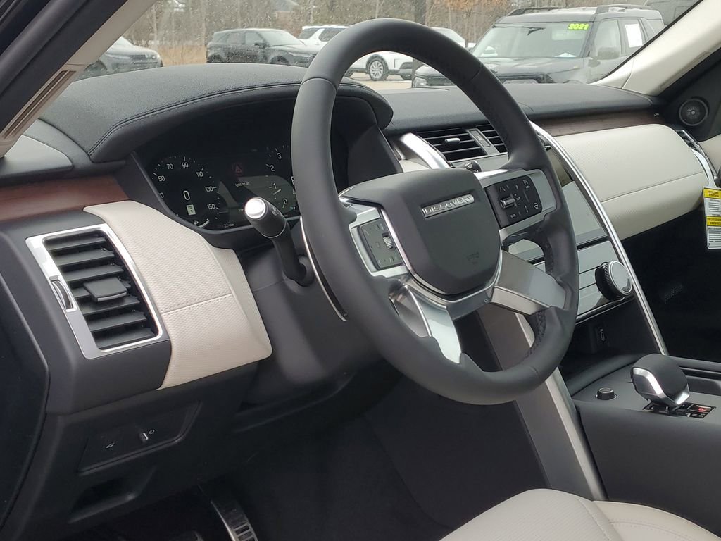 New 2026 Land Rover Discovery Dynamic SE image 8