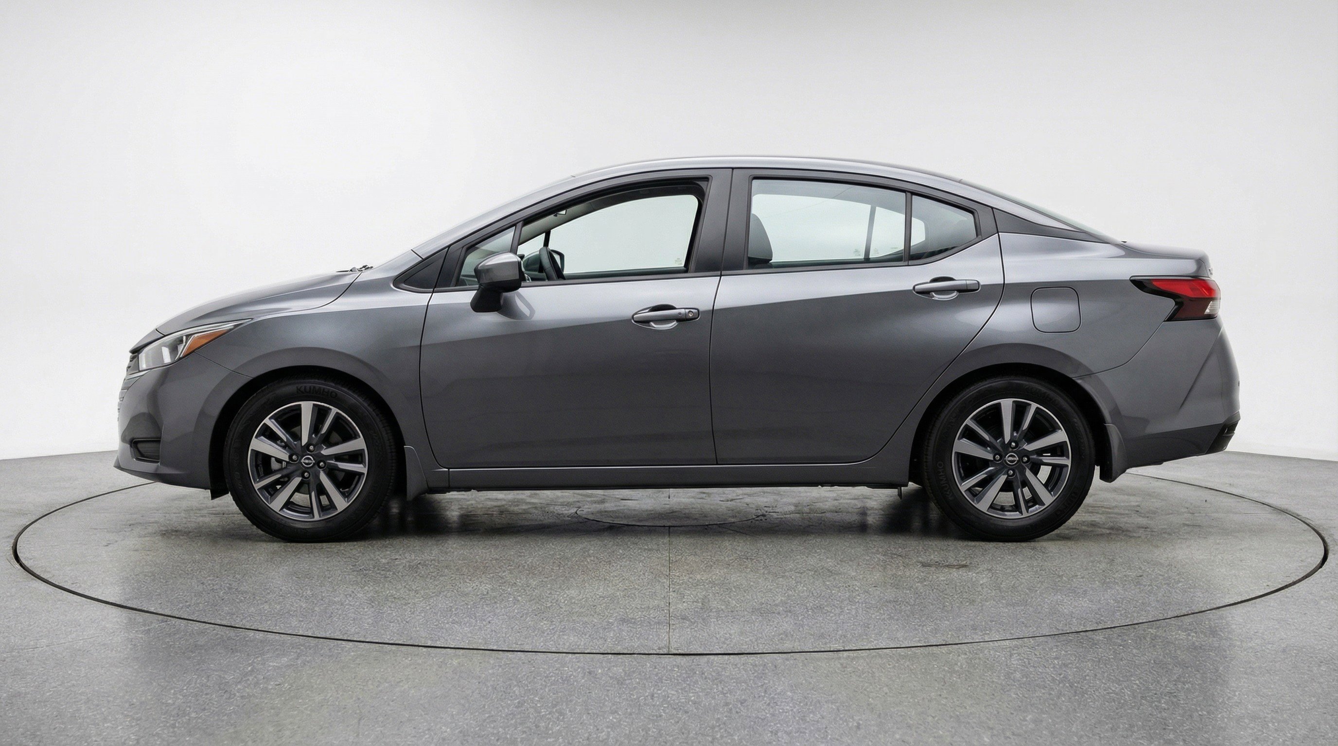 Used 2025 Nissan Versa SV image 5