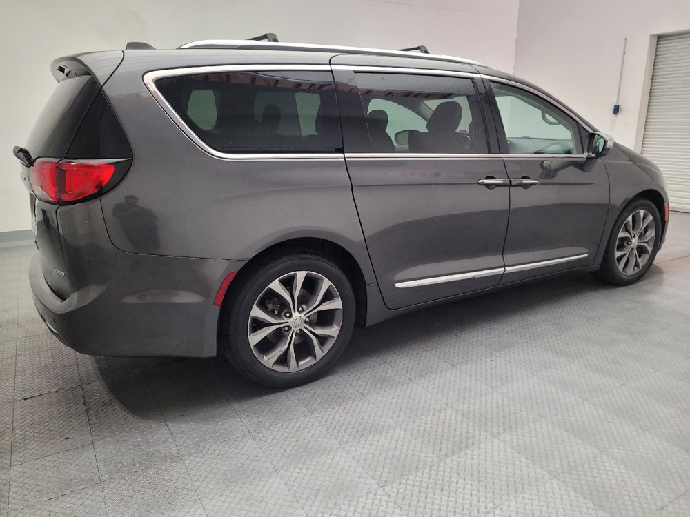 Used 2017 Chrysler Pacifica Limited w/ UConnect Theater Package FWD image 10