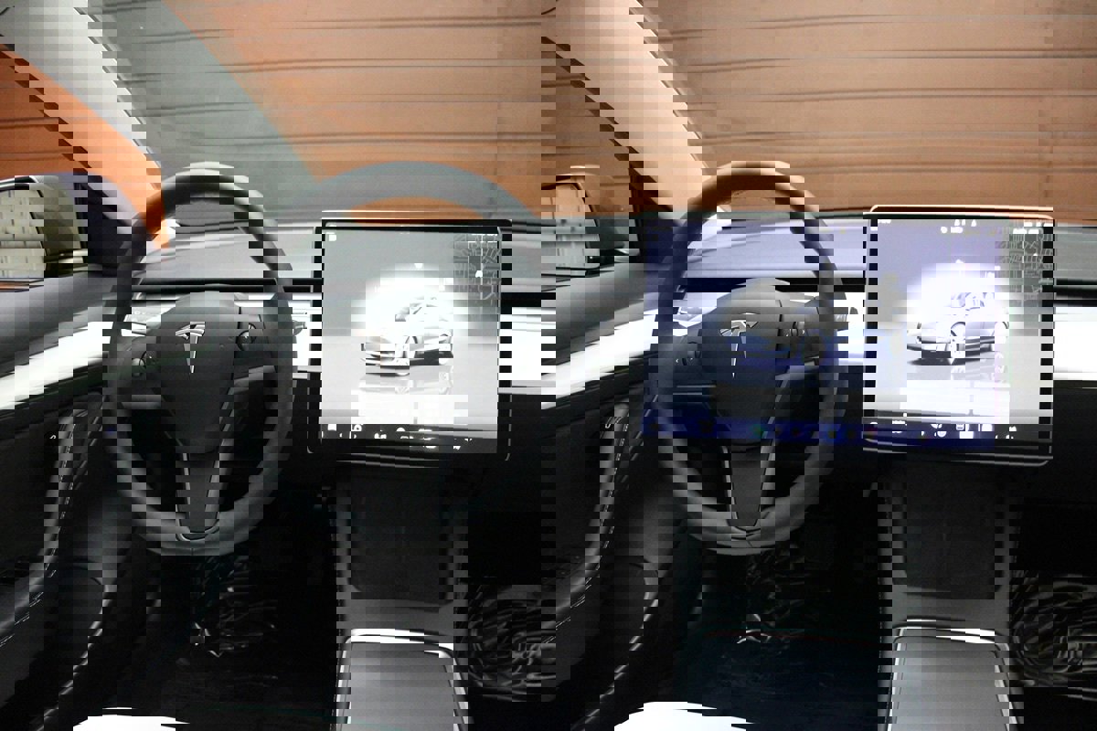 Used 2023 Tesla Model 3 Standard Range image 32