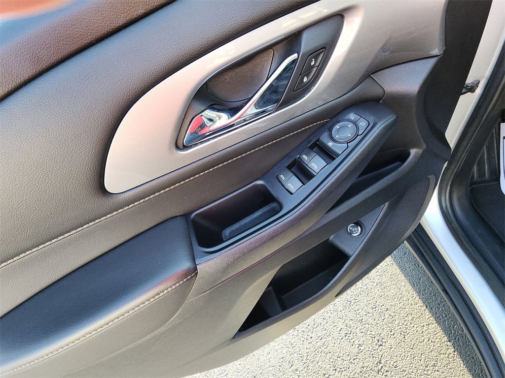 Used 2020 Chevrolet Traverse LT image 13