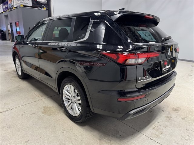Used 2023 Mitsubishi Outlander ES AWD/4WD image 5