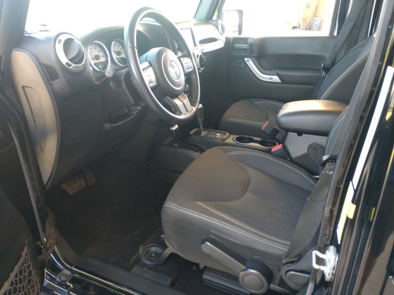 Used 2016 Jeep Wrangler Unlimited Sahara image 2