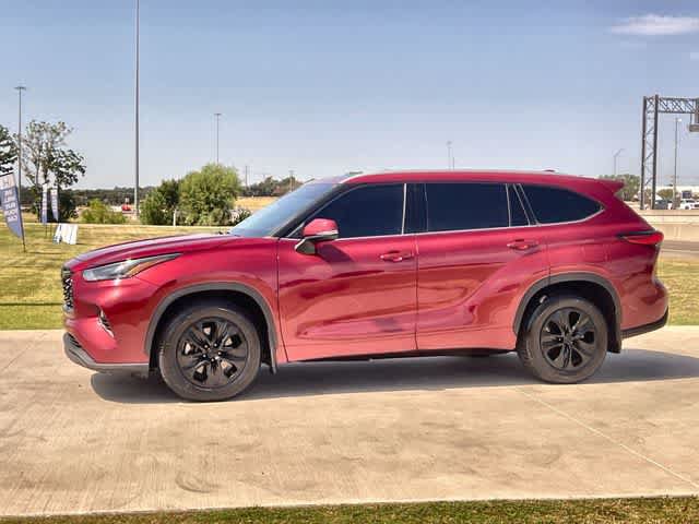 Used 2022 Toyota Highlander XLE AWD/4WD image 4