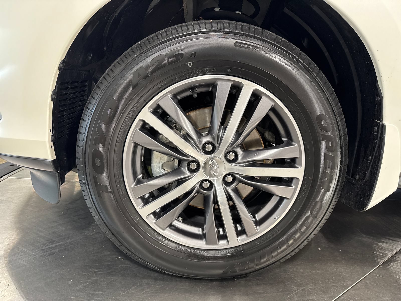 Used 2019 INFINITI QX60 Luxe w/ Essential Package AWD/4WD image 2