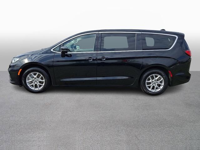 Used 2024 Chrysler Pacifica Touring-L image 7