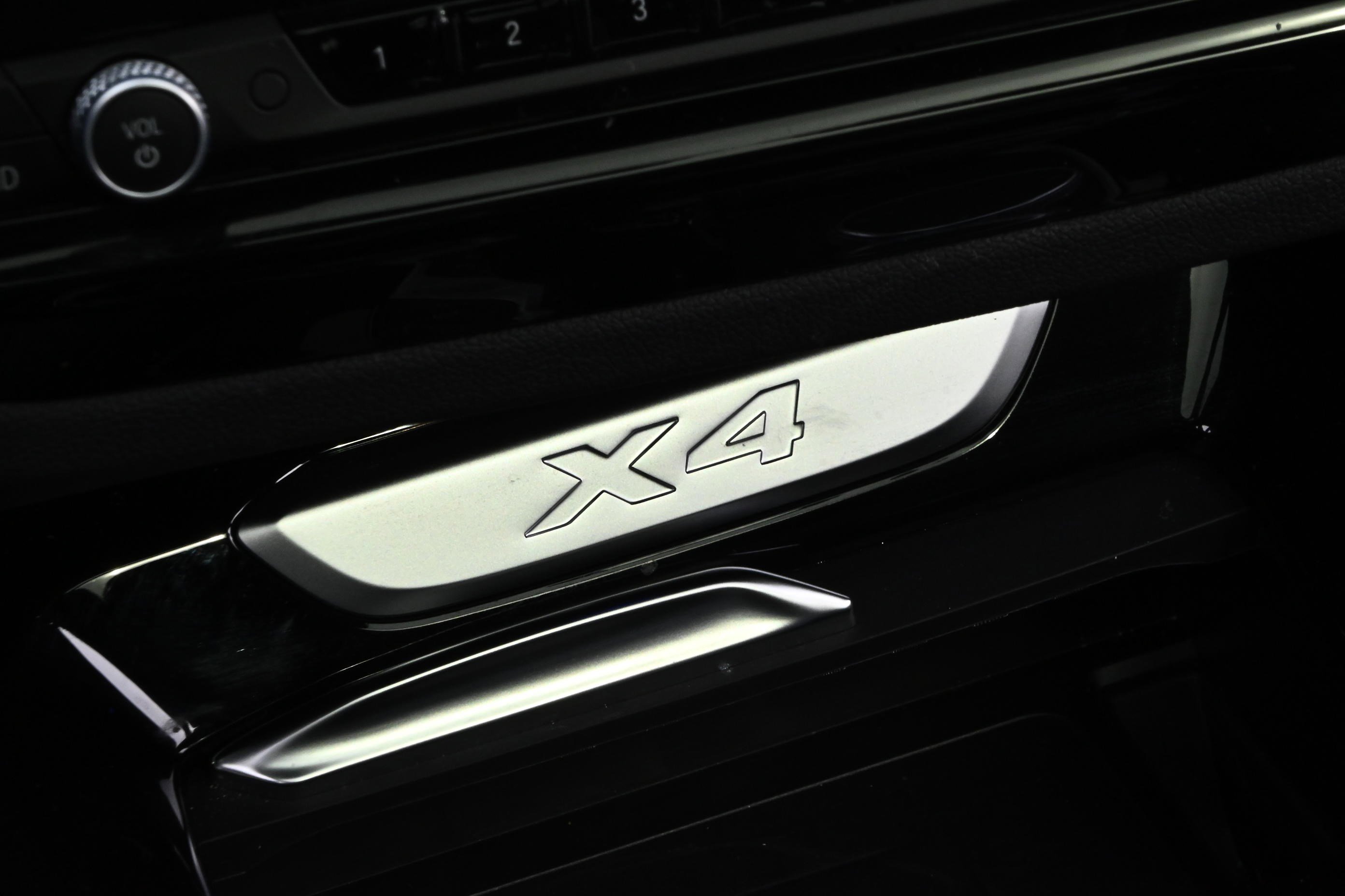 Certified 2025 BMW X4 xDrive30i image 33