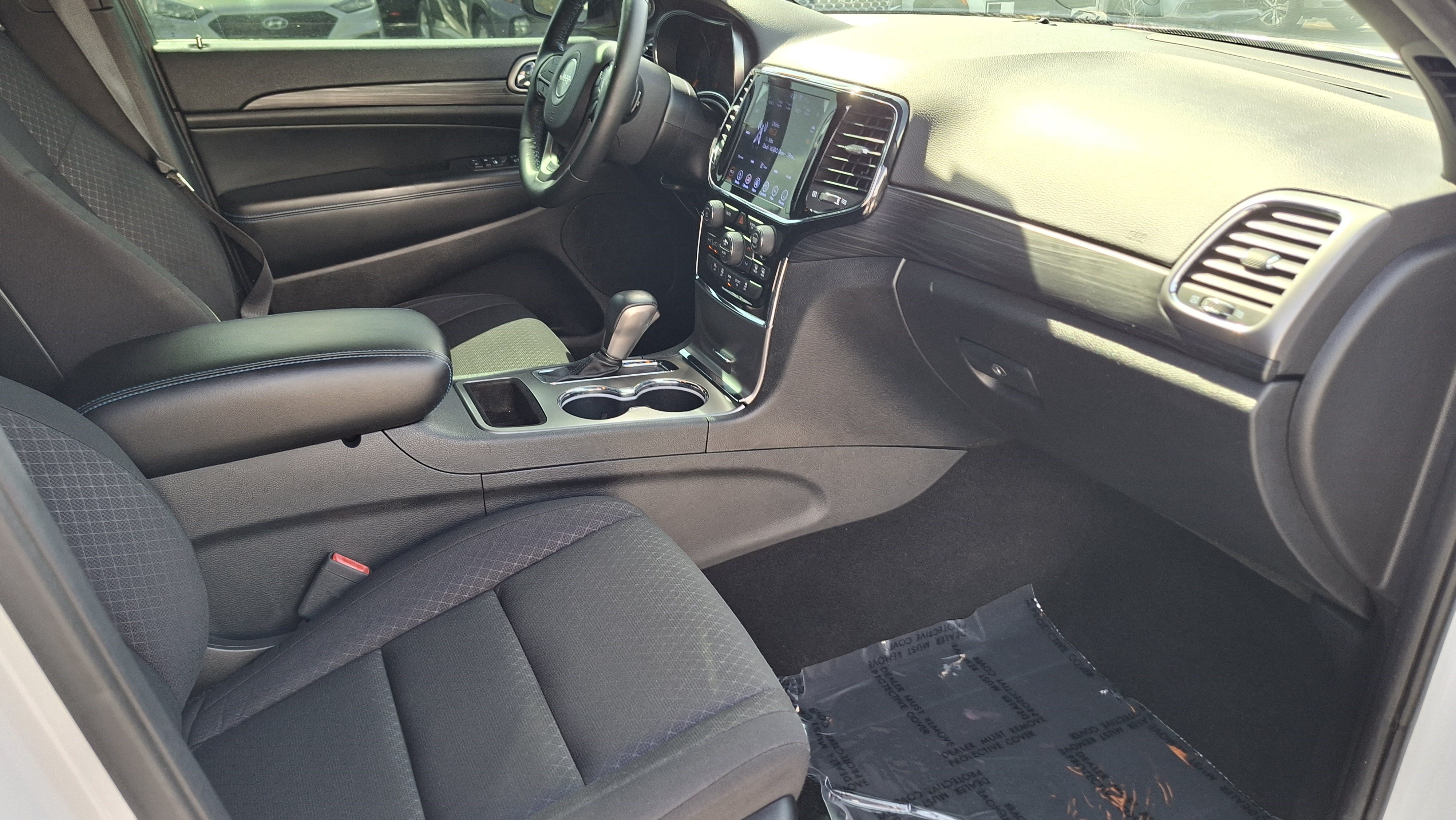 Used 2019 Jeep Grand Cherokee Laredo RWD image 23