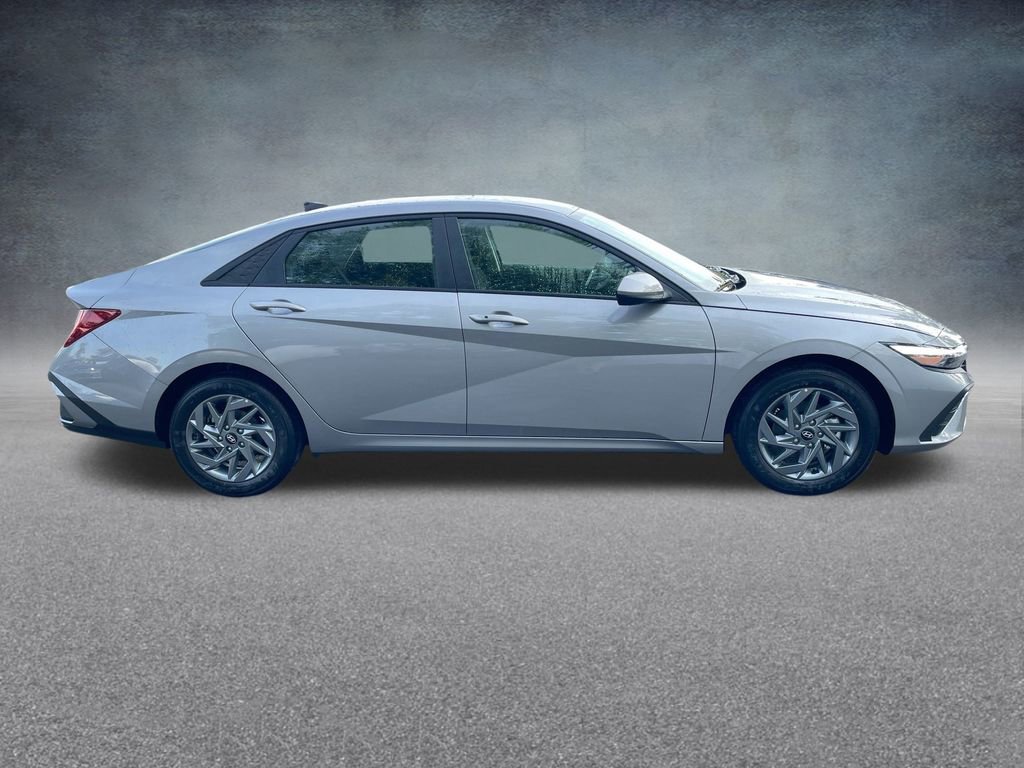 Used 2025 Hyundai Elantra Blue image 33