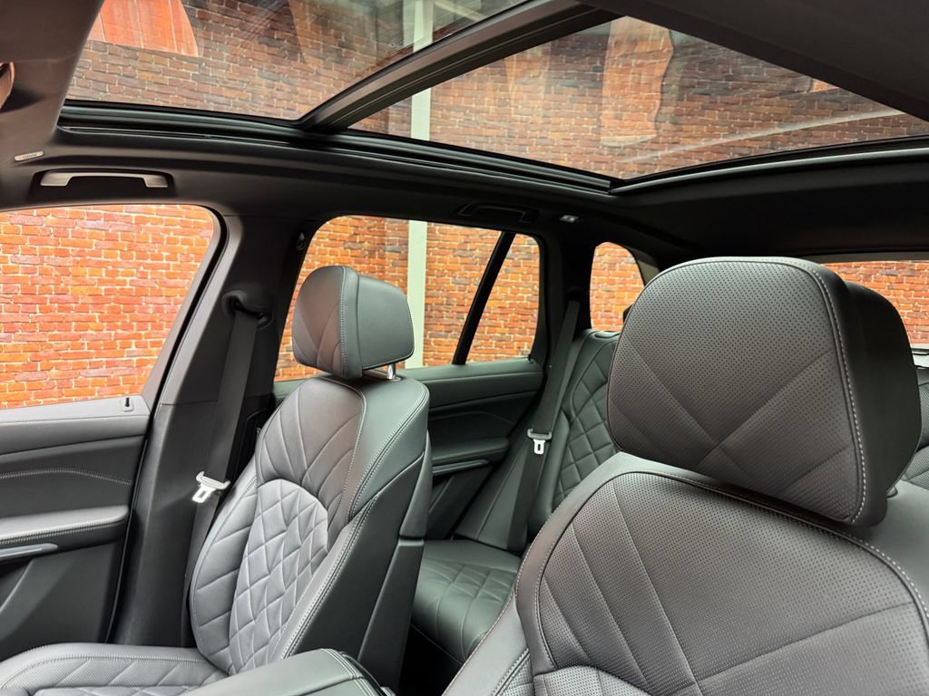Used 2024 BMW X5 xDrive40i w/ M Sport Package AWD/4WD image 3