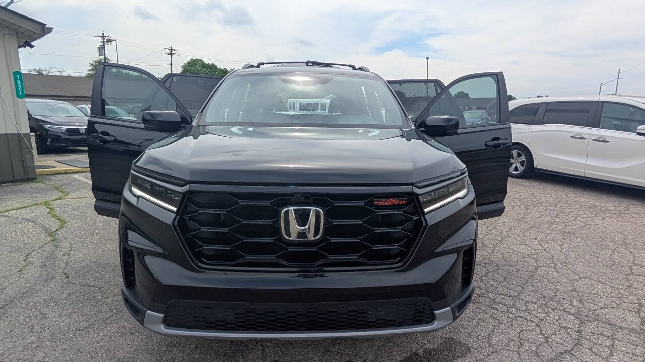 Used 2025 Honda Pilot TrailSport image 14