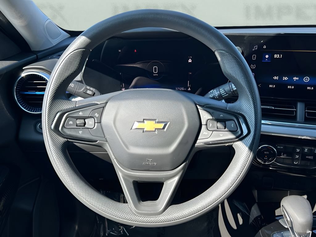 Used 2025 Chevrolet Trax LT FWD image 12