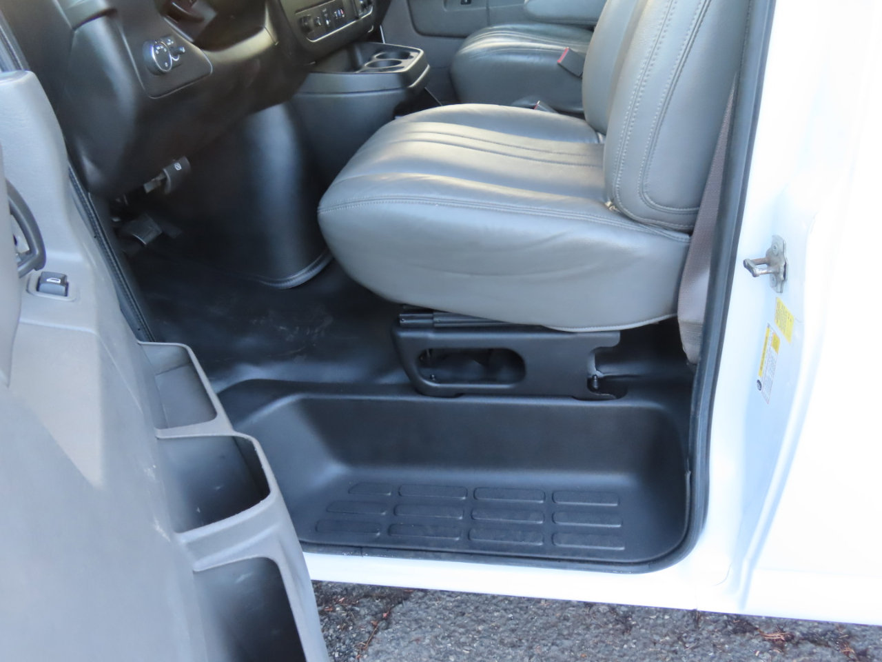 Used 2021 Chevrolet Express 2500 w/ Driver Convenience Package image 11