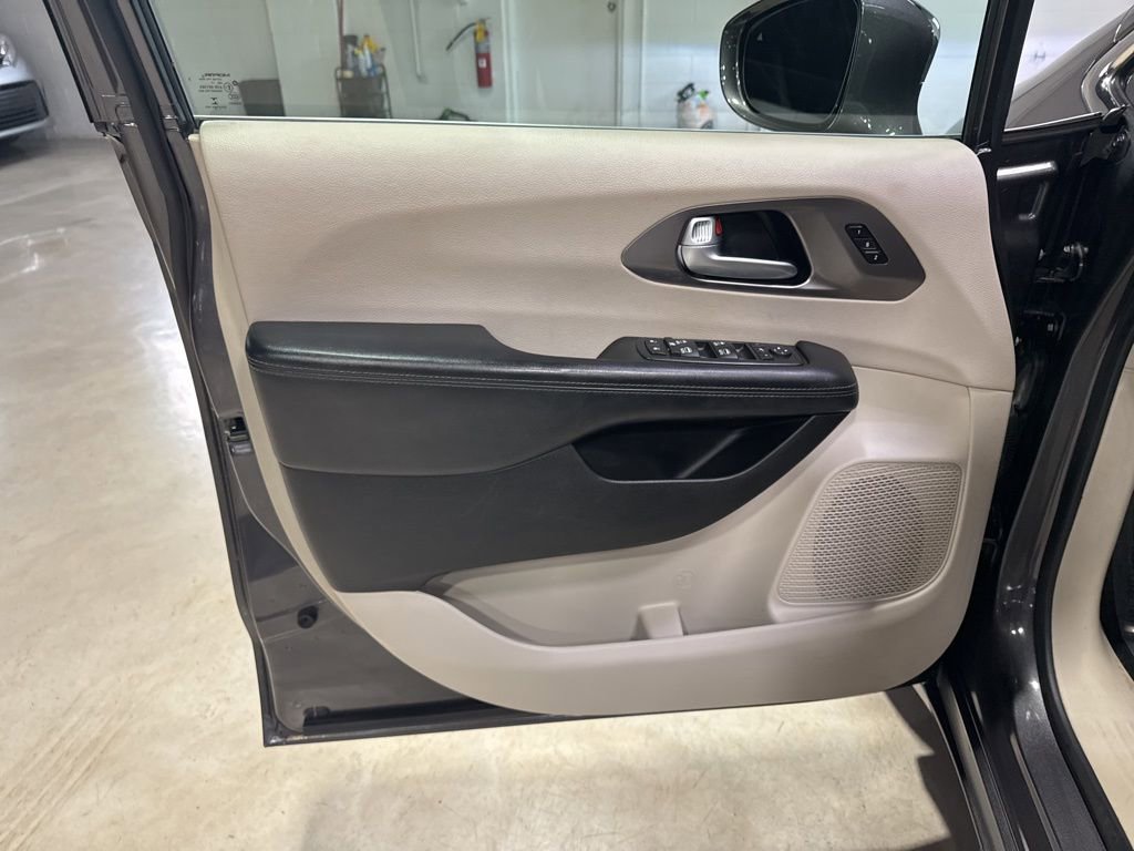 Used 2017 Chrysler Pacifica Limited w/ UConnect Theater Package image 37