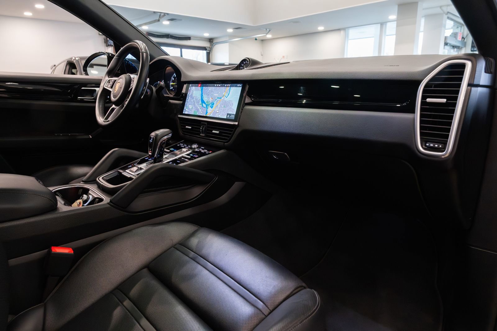 Used 2020 Porsche Cayenne E-Hybrid Coupe w/ Premium Plus Package image 25