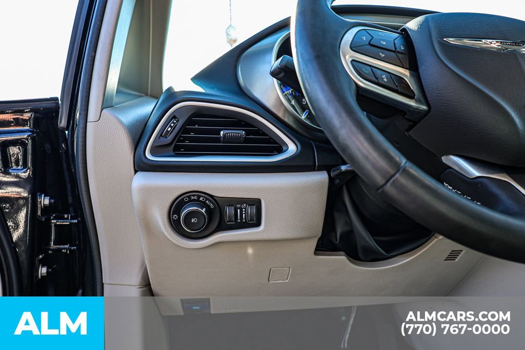 Used 2023 Chrysler Pacifica Touring-L image 29